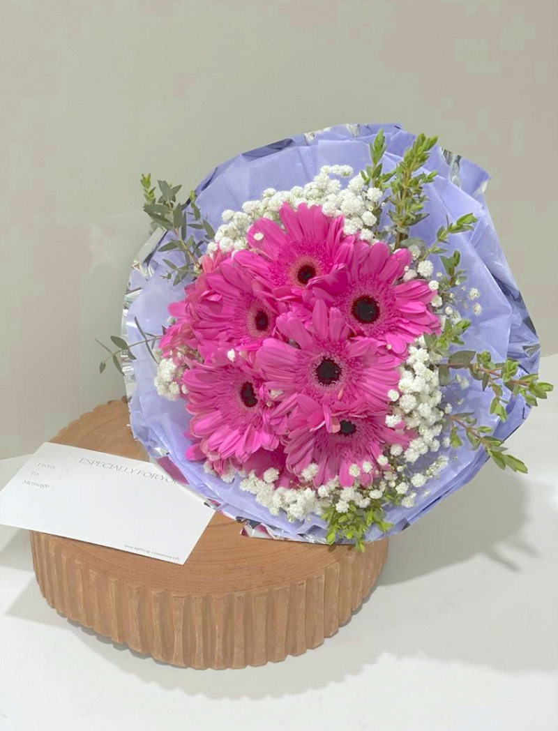 Signature Gerbera Daisy - Round Bouquet