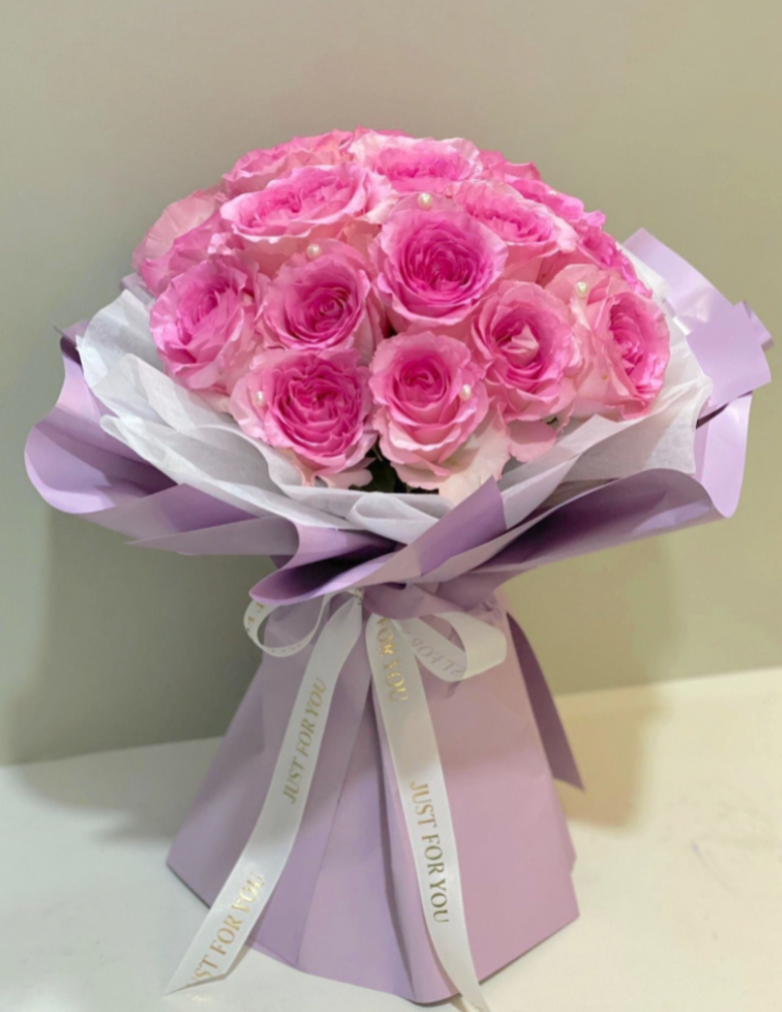 Signature Round Roses Bouquet - 20 Roses