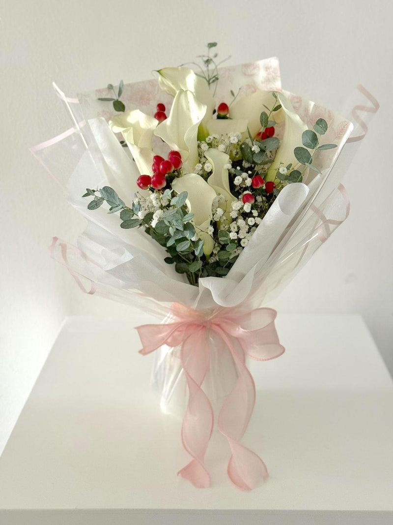 Signature White Calla Lilies Bouquet